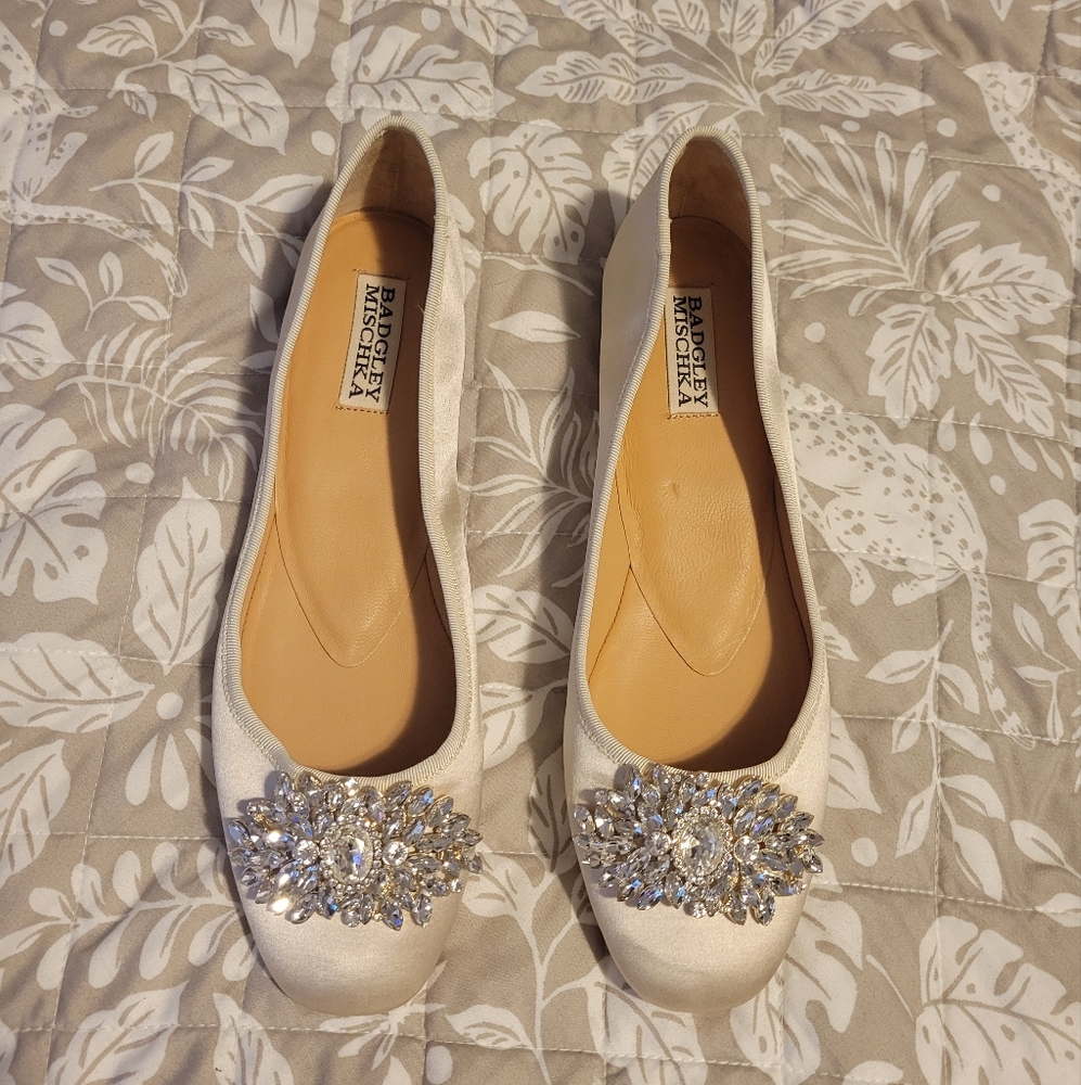 NWOT Badgley Mischka ivory jeweled flats size 7